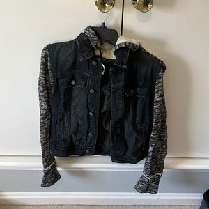 patterned sleeve denim jacket